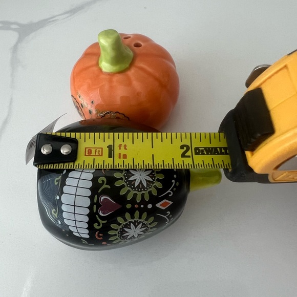 Mini π Halloween Ceramic Sal & Pepper Shakers - Picture 7 of 12
